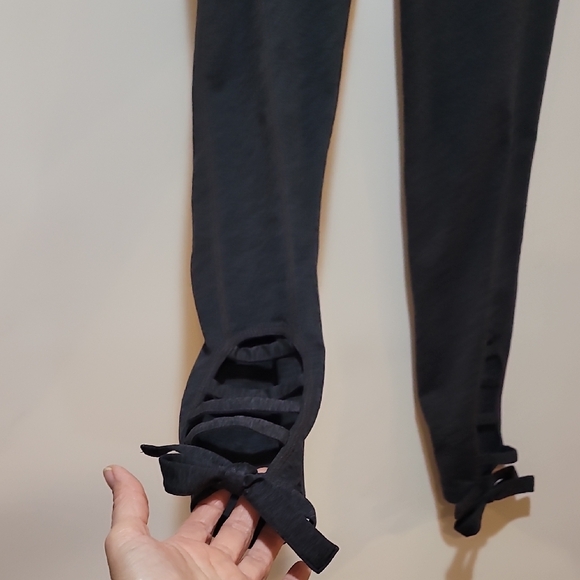 Chic Black Leggings with Bow Detail - Picture 6 of 9